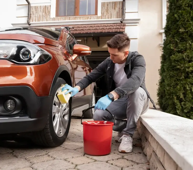 Lavage auto à domicile Sainte-Colombe-de-Villeneuve : professionnel intervenant sur un véhicule